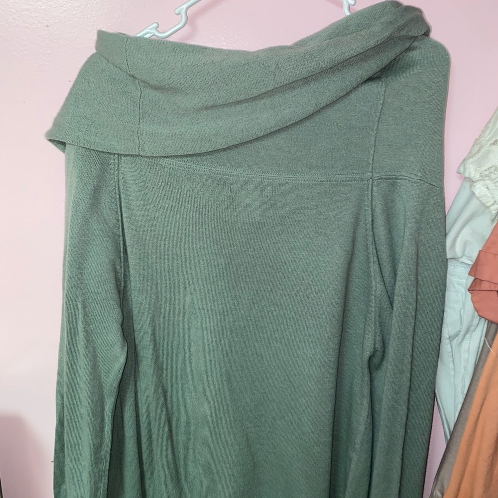 Swoop neck long sleeve legging shirt